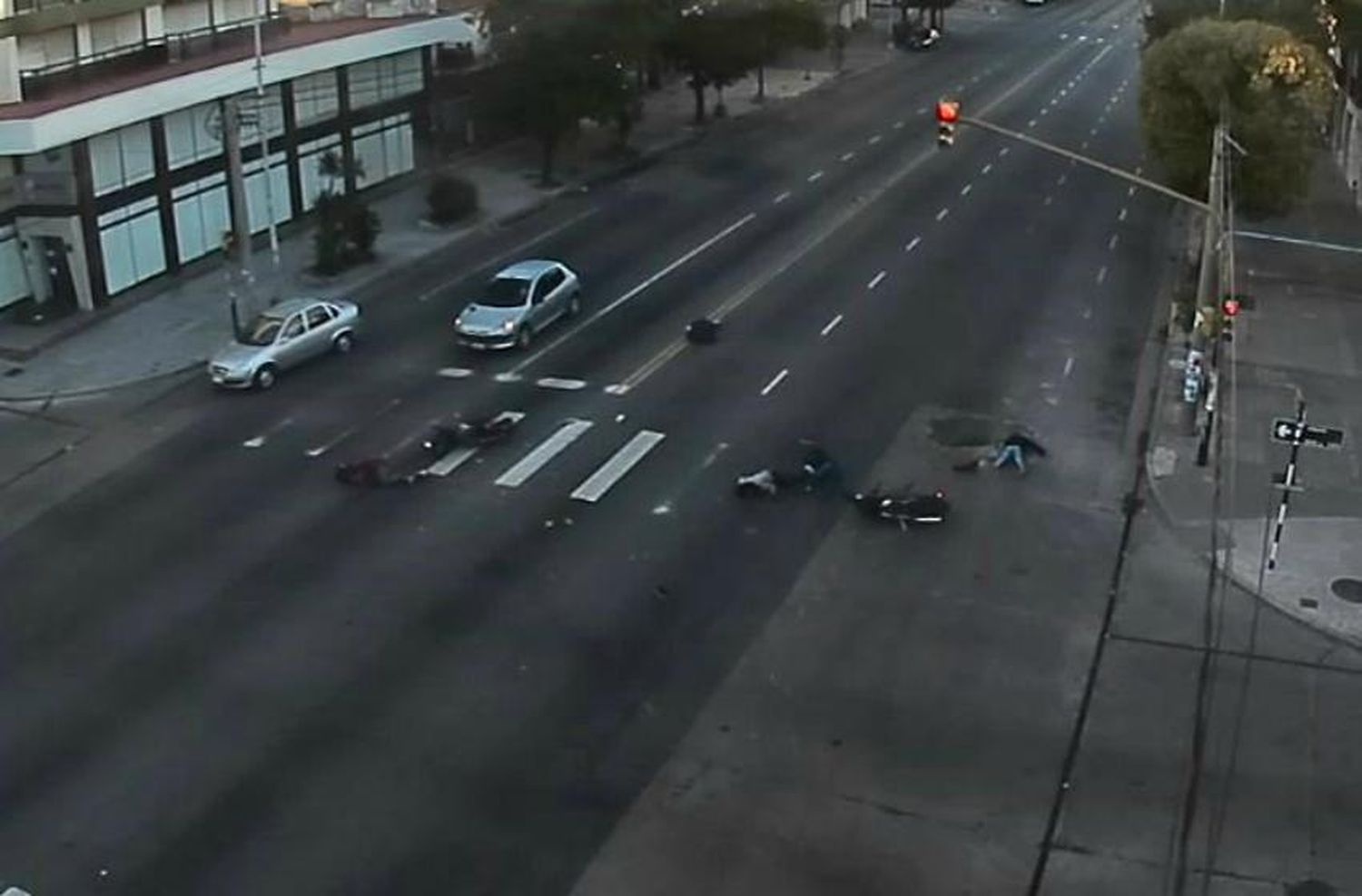 Violento choque entre motos en Independencia y Alberti dejó 5 heridos