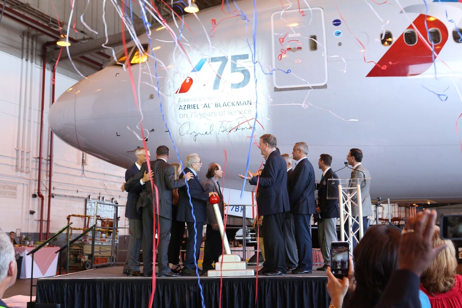 American Airlines homenajeó a mecánico que cumplió 75 años en la compañía
