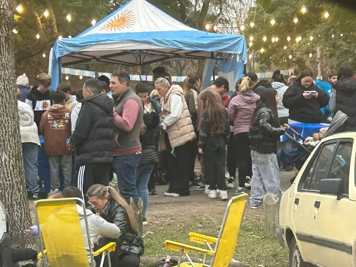 Intercambio de figuritas del Mundial en el Paseo Público