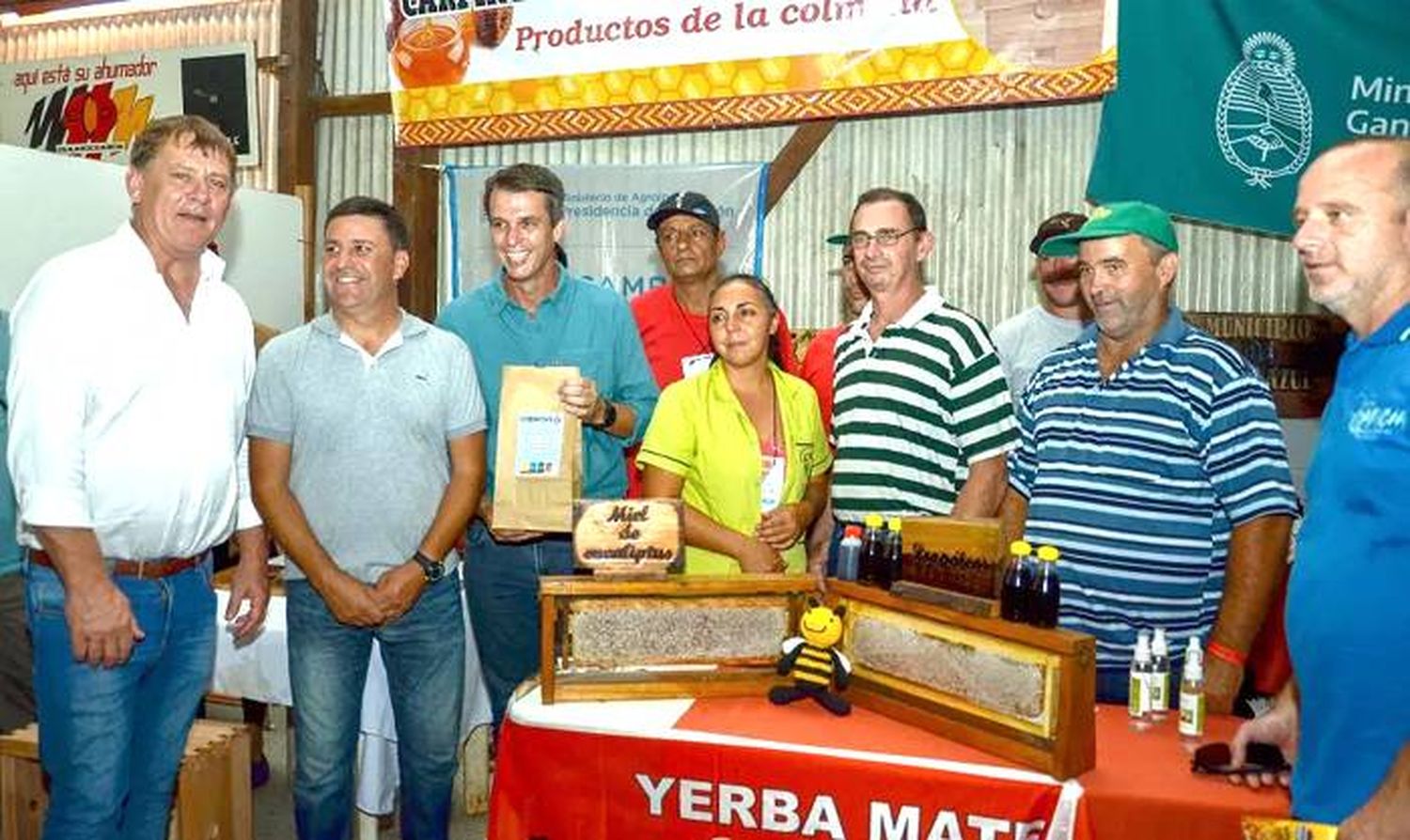 Cresto en la Expo Miel, con obras  para Maciá y el recuerdo de  su abuelo apicultor