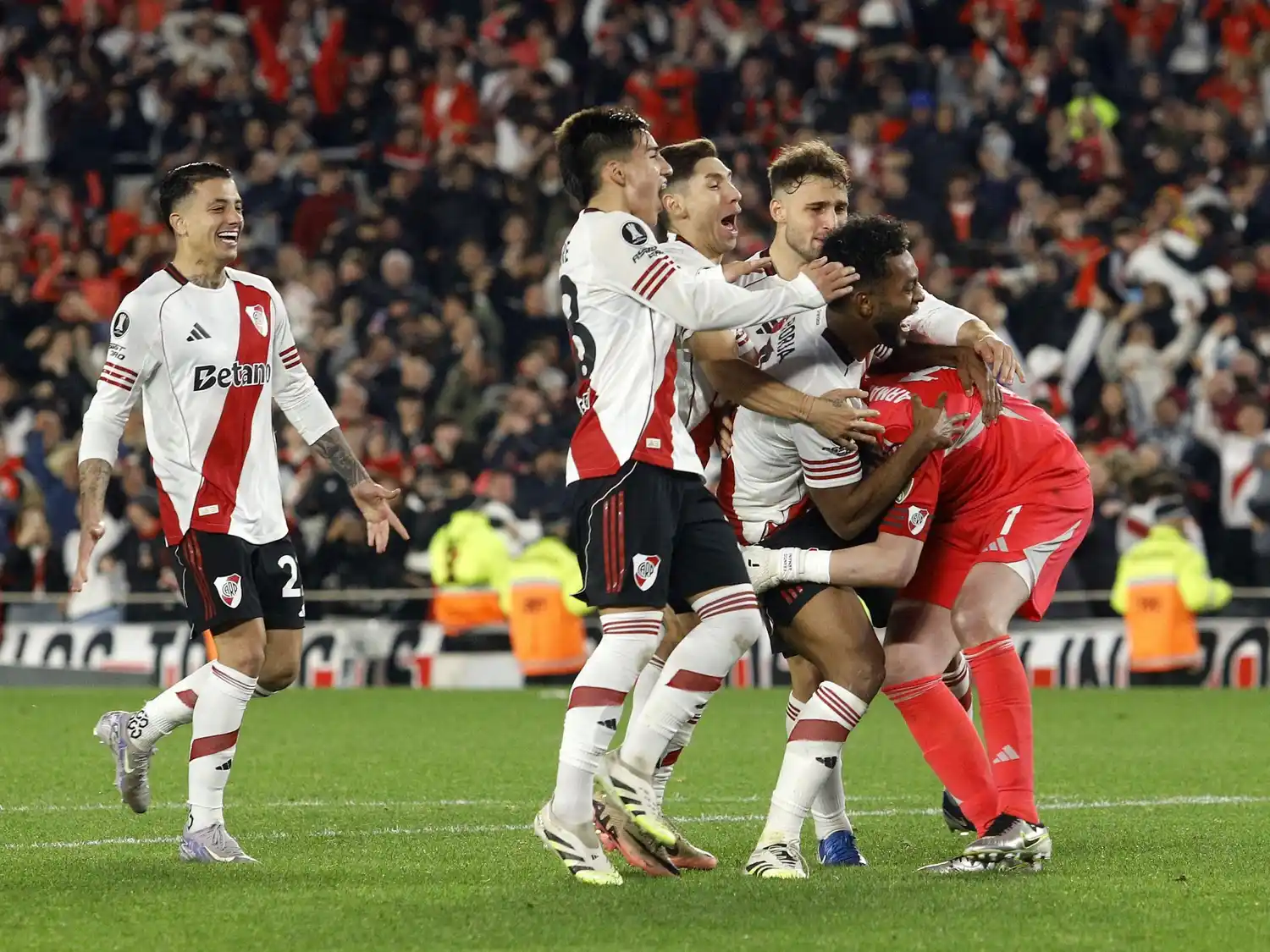 El festejo final de los jugadores de River tras vencer en los penales.