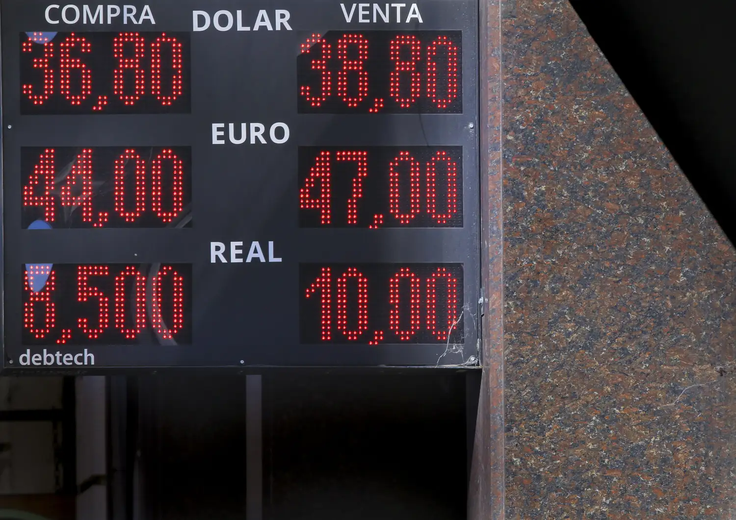 El dólar siguió en caída, presionado por las altas tasas que ofrece el Banco Central