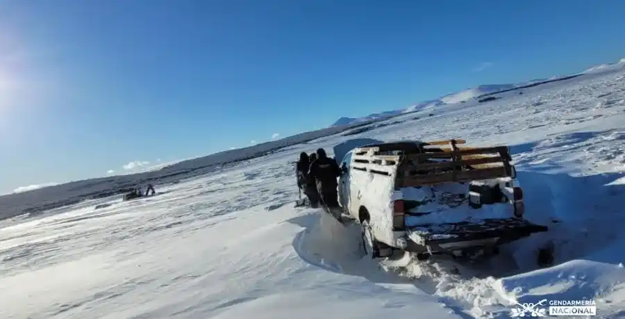 Chubut: rescataron a dos personas varadas en la nieve