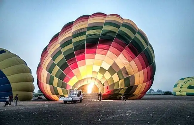 Cayó un globo aerostático y murieron 18 personas