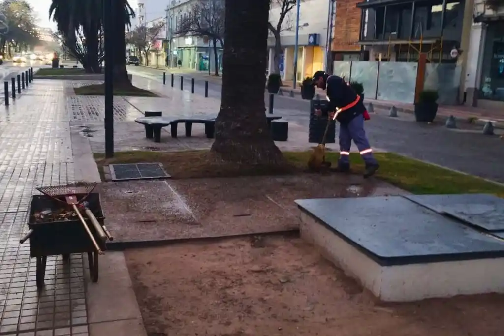 Trabajadores municipales realizan tareas de mantenimiento en Avenida Santa Fe