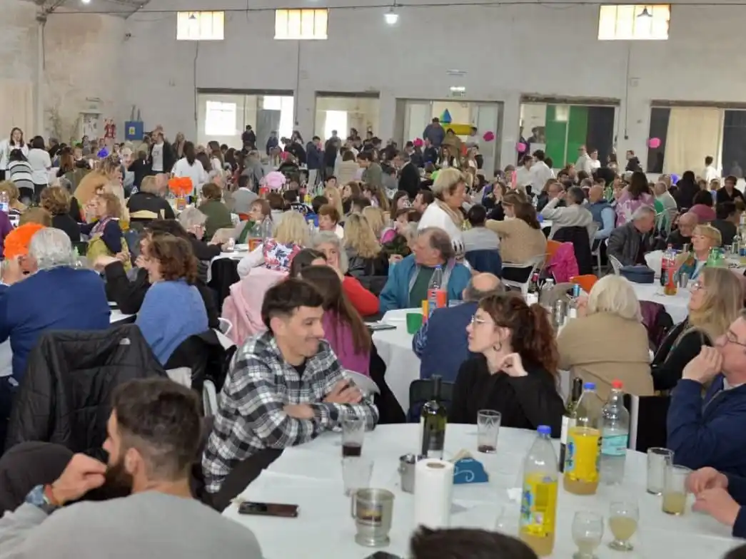 El menú contará con una picada de fiambres y quesos, ensaladas, asado vacuno y de cerdo, y un postre.