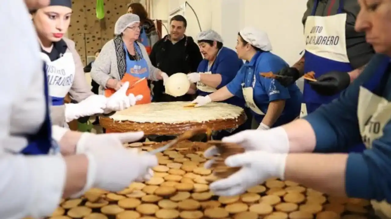 El alfajor gigante se reparte entre los presentes