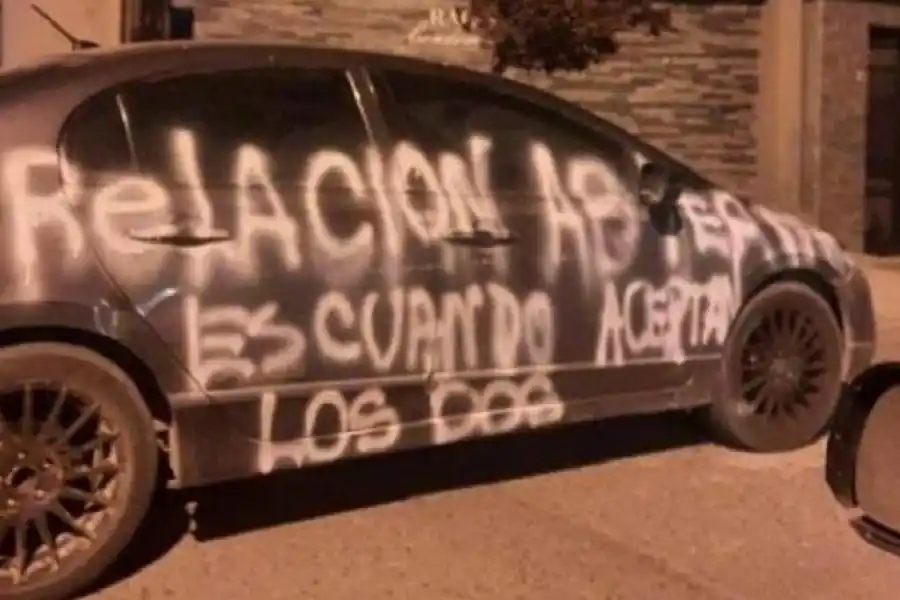 “Relación abierta es cuando aceptan los dos”: le pintó el auto a su ex luego de enterarse que le fue infiel