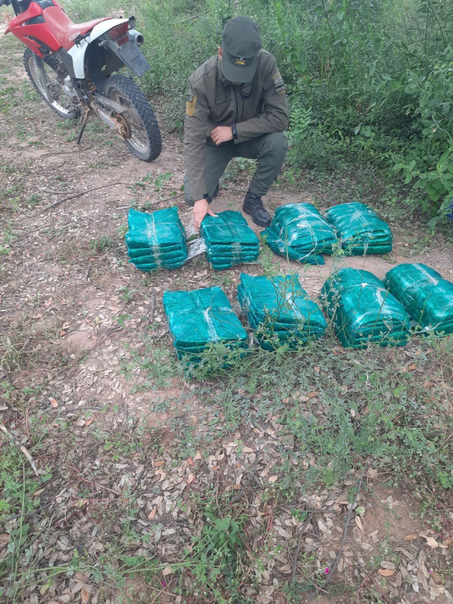 Motociclista se topó con la Gendarmería y abandonó una bolsa con 40 kilos de hojas de coca