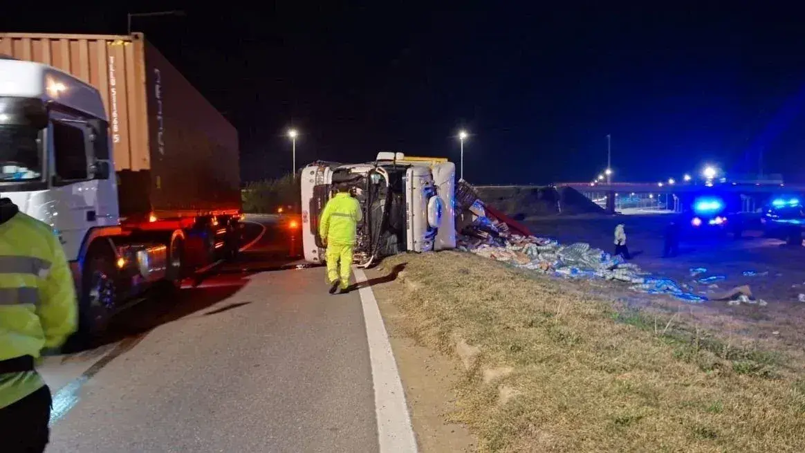 Volcó un camión cargado con yerba mate en el acceso a la autovía 19