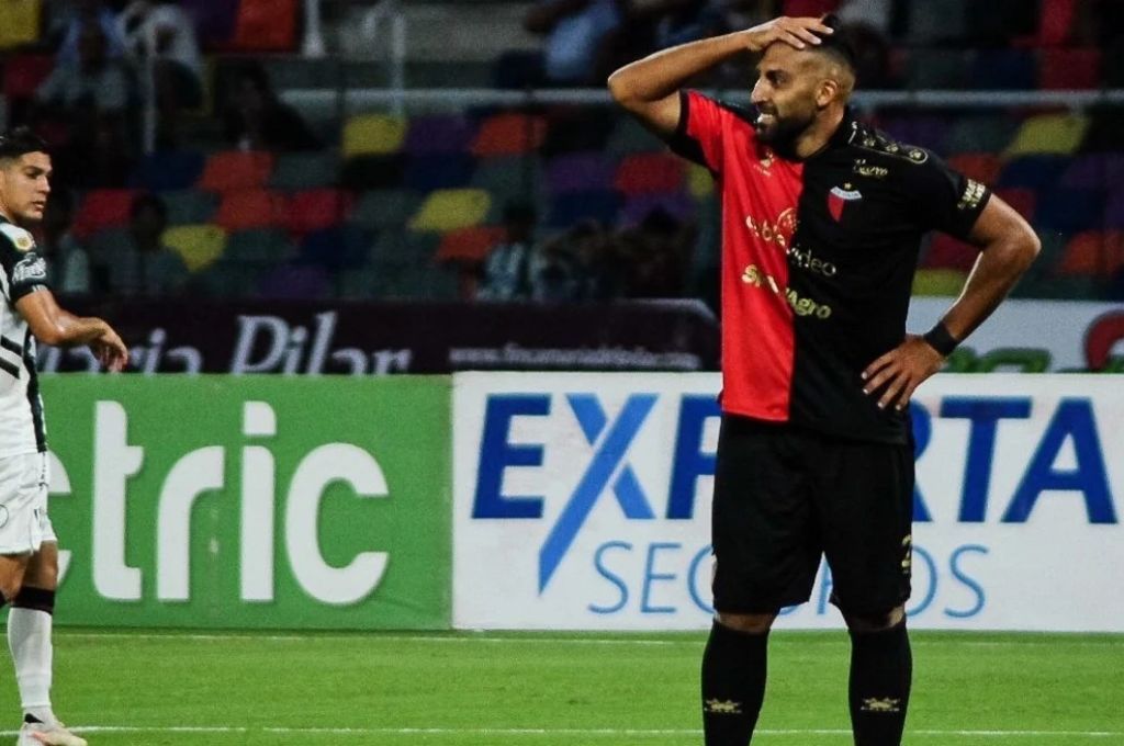 Colón juega contra Central Córdoba