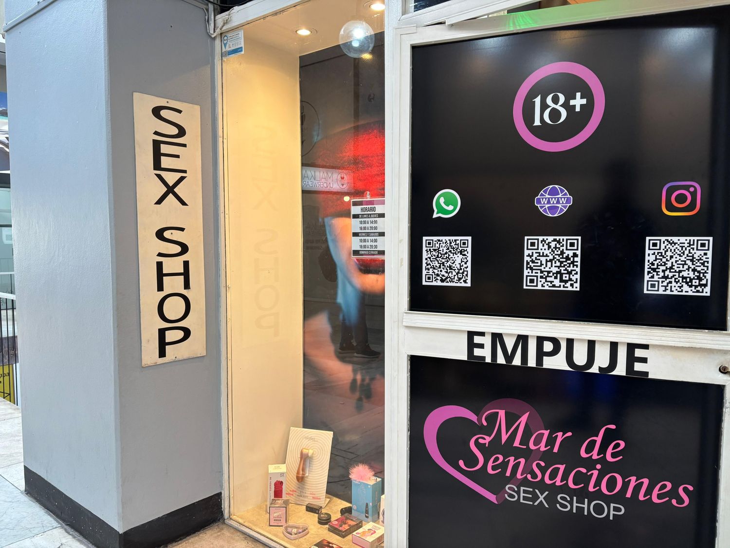 Más jóvenes, más mujeres y más apertura: cómo cambiaron los clientes de los sex shops marplatenses