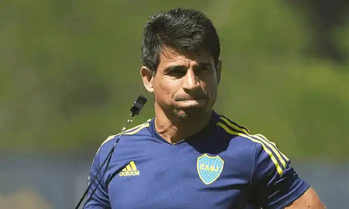 Hugo Ibarra firmó la renovación  de su contrato por un año con  Boca Juniors