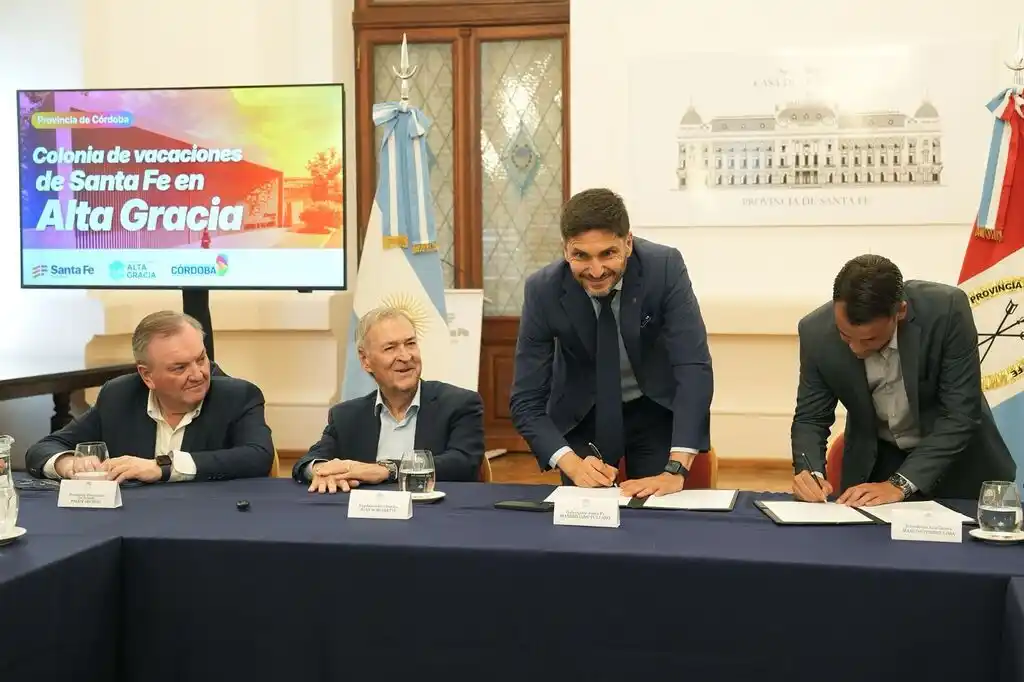 Firma de convenio para recuperar el predio de la de la Colonia de Vacaciones de Santa Fe en Alta Gracia.