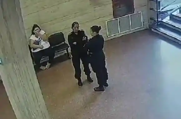 Tensión en Tribunales: una mujer intentó quitarle la pistola a una agente policial