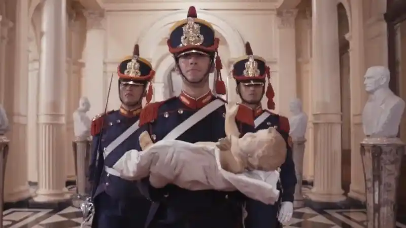 Pesebre, granaderos y un saludo de Navidad: la postal compartida por Milei