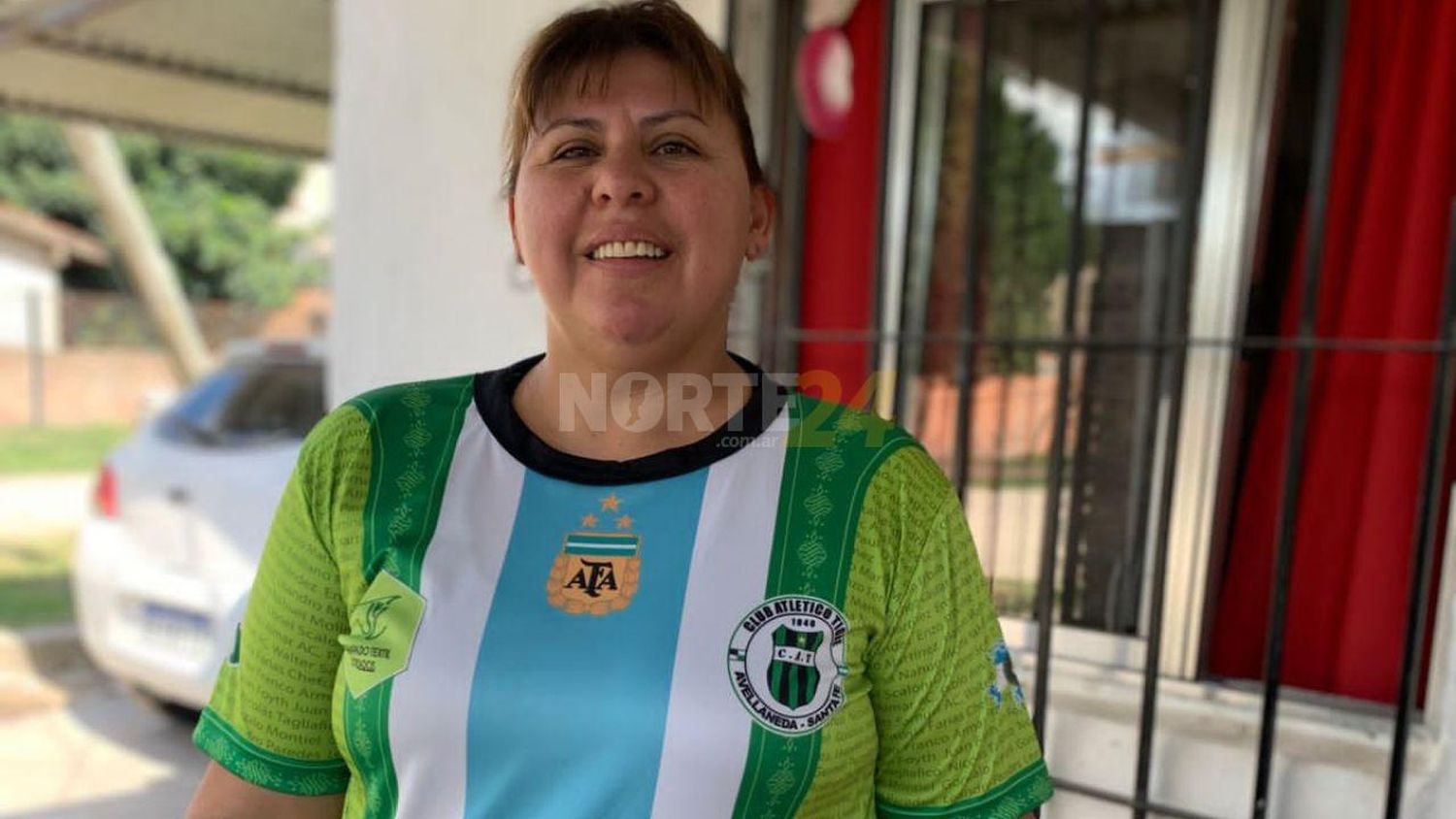 Antonia Farías, la cocinera de la Selección, recibió la camiseta del club Tigre de Avellaneda