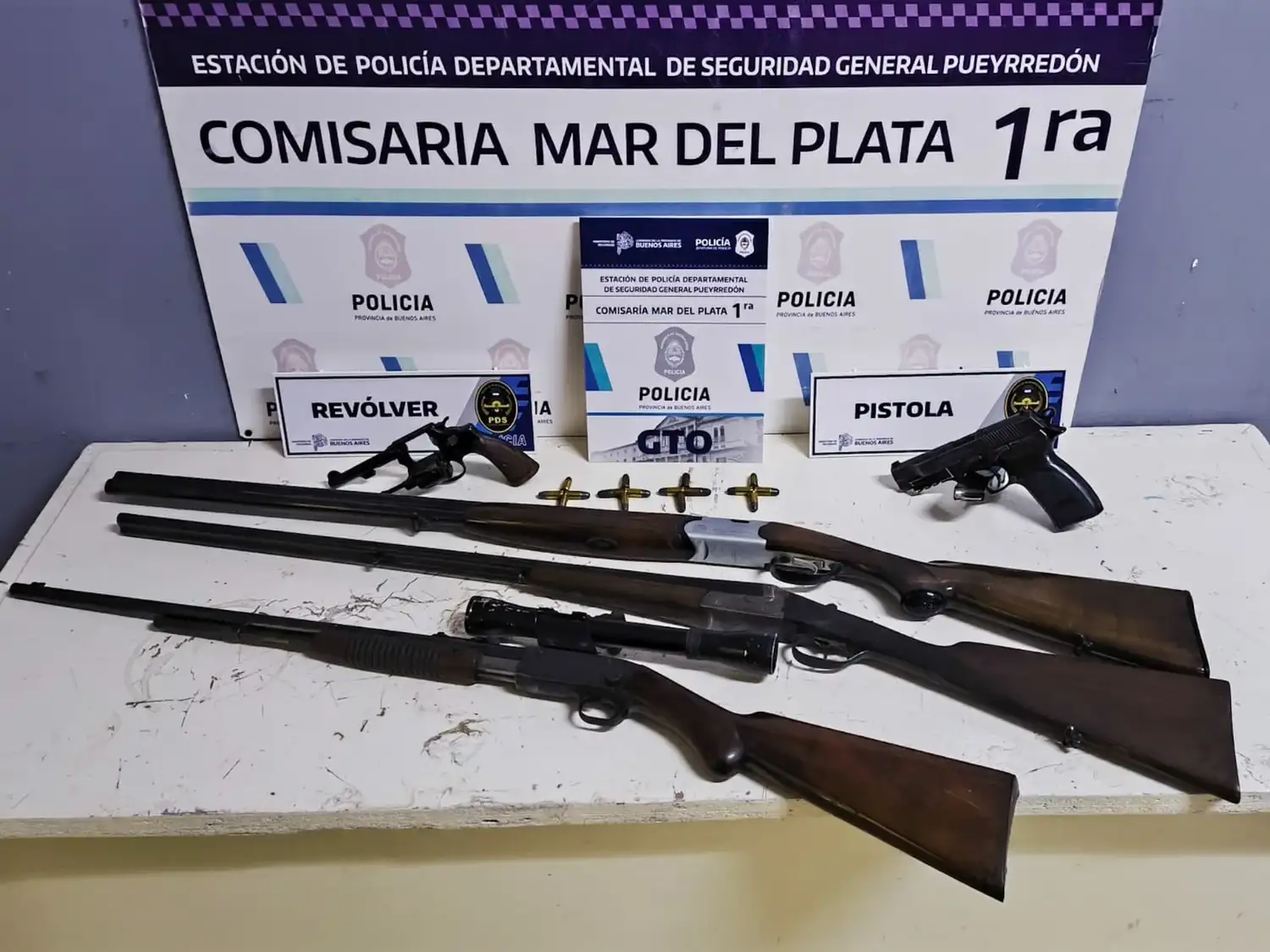 Según informaron fuentes oficiales, parte de las armas no contaba con documentación respaldatoria que acreditara su legítima tenencia.