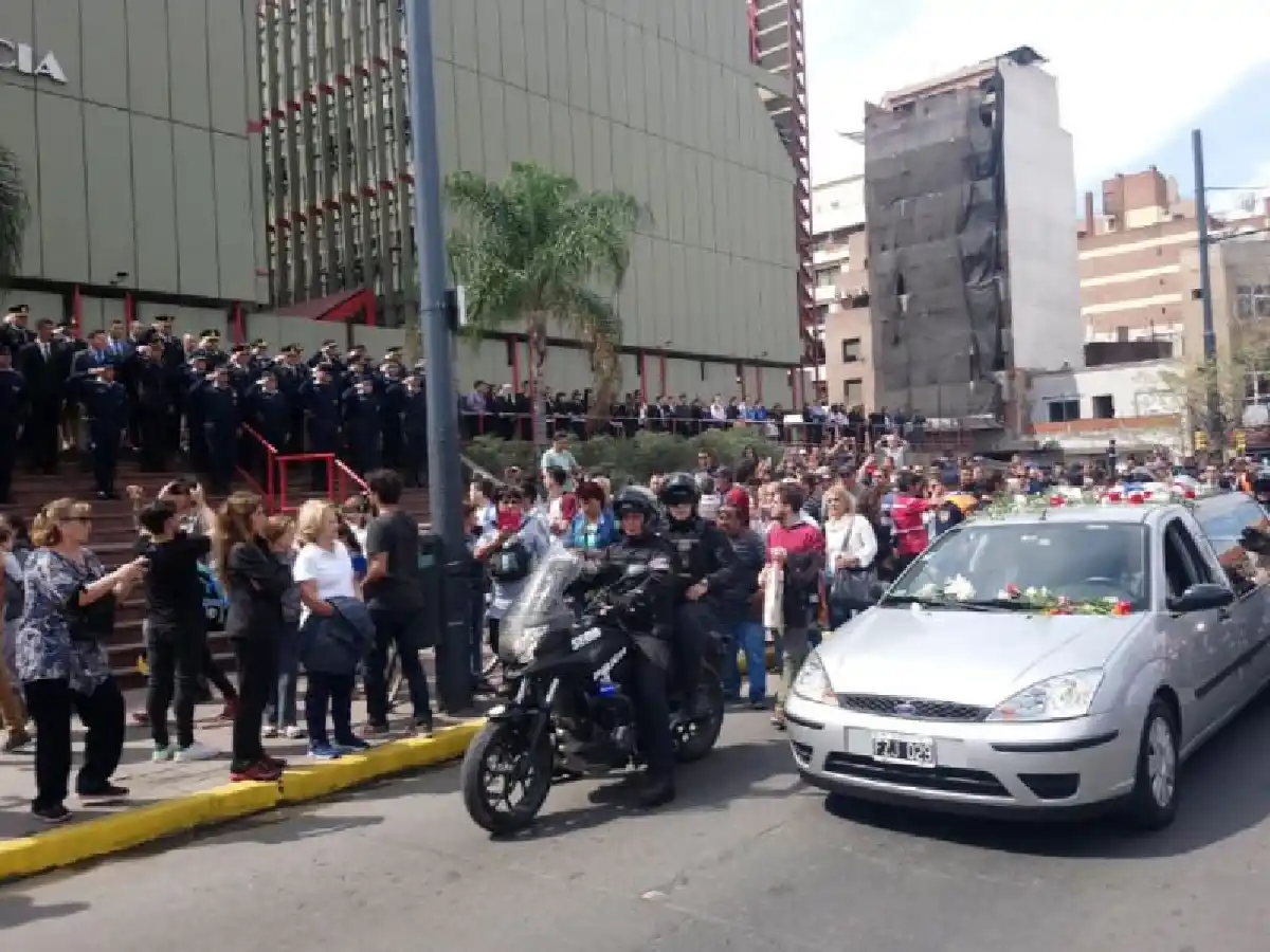 Gran emoción en el último adiós a De la Sota: "Yo sé que desde el cielo vas a velar por los cordobeses", dijo Schiaretti
