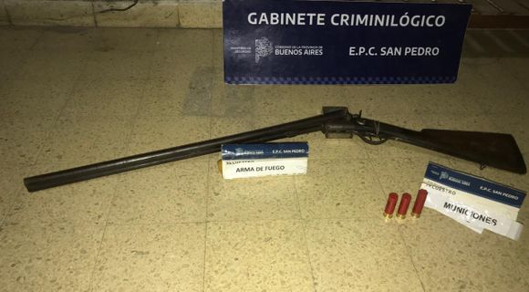 Secuestraron armas en un allanamiento: los vecinos del barrio aseguran que “hay tiros todos los días”