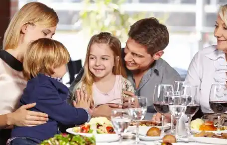 Cada vez más restaurantes cobran por compartir el plato