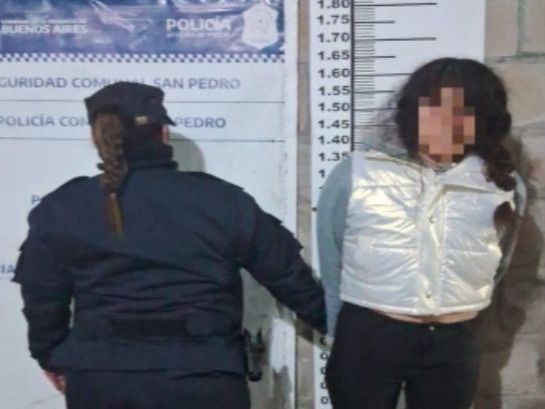 Una mujer agredió a la policía durante un allanamiento y fue aprehendida