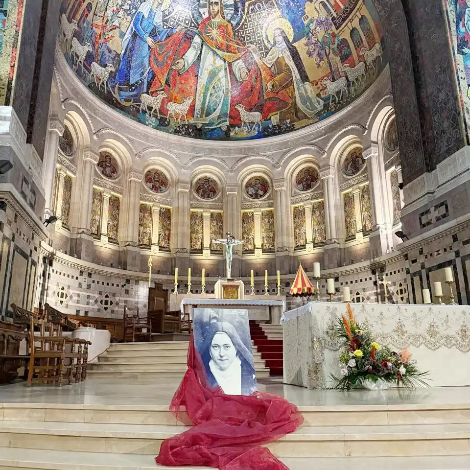 En los altares, en escenarios, en sus hogares y en el espacio