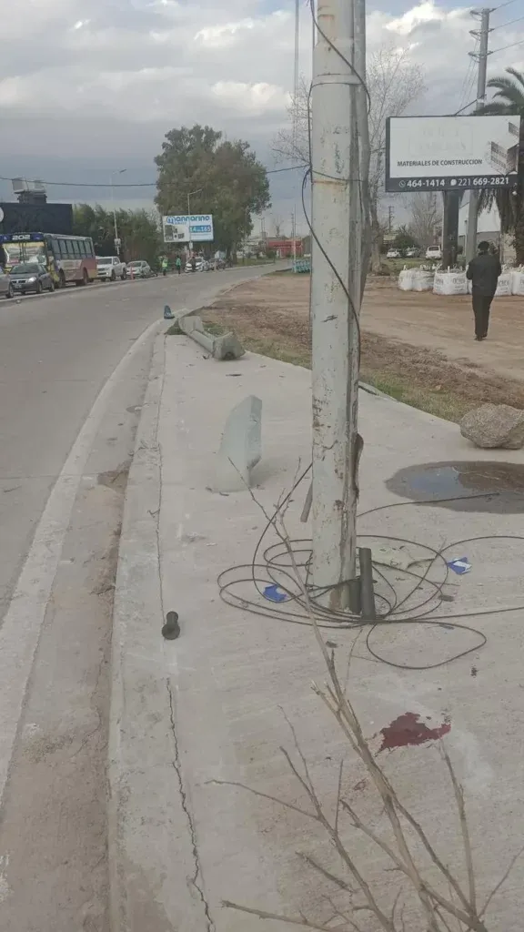 Tragedia en Berisso: un hombre chocó con su moto contra una columna y murió