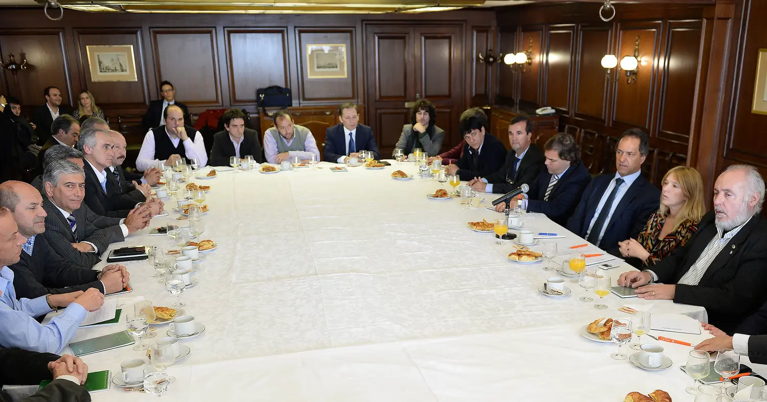 Scioli recibió a intendentes y pidió "reforzar el trabajo"