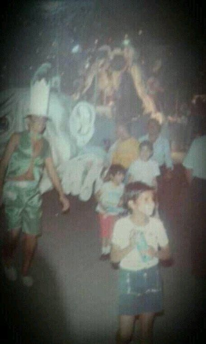 Con apenas 5 años, en el carnaval de Victoria: de bermudas rojas; al lado, de traje verde, su tío 