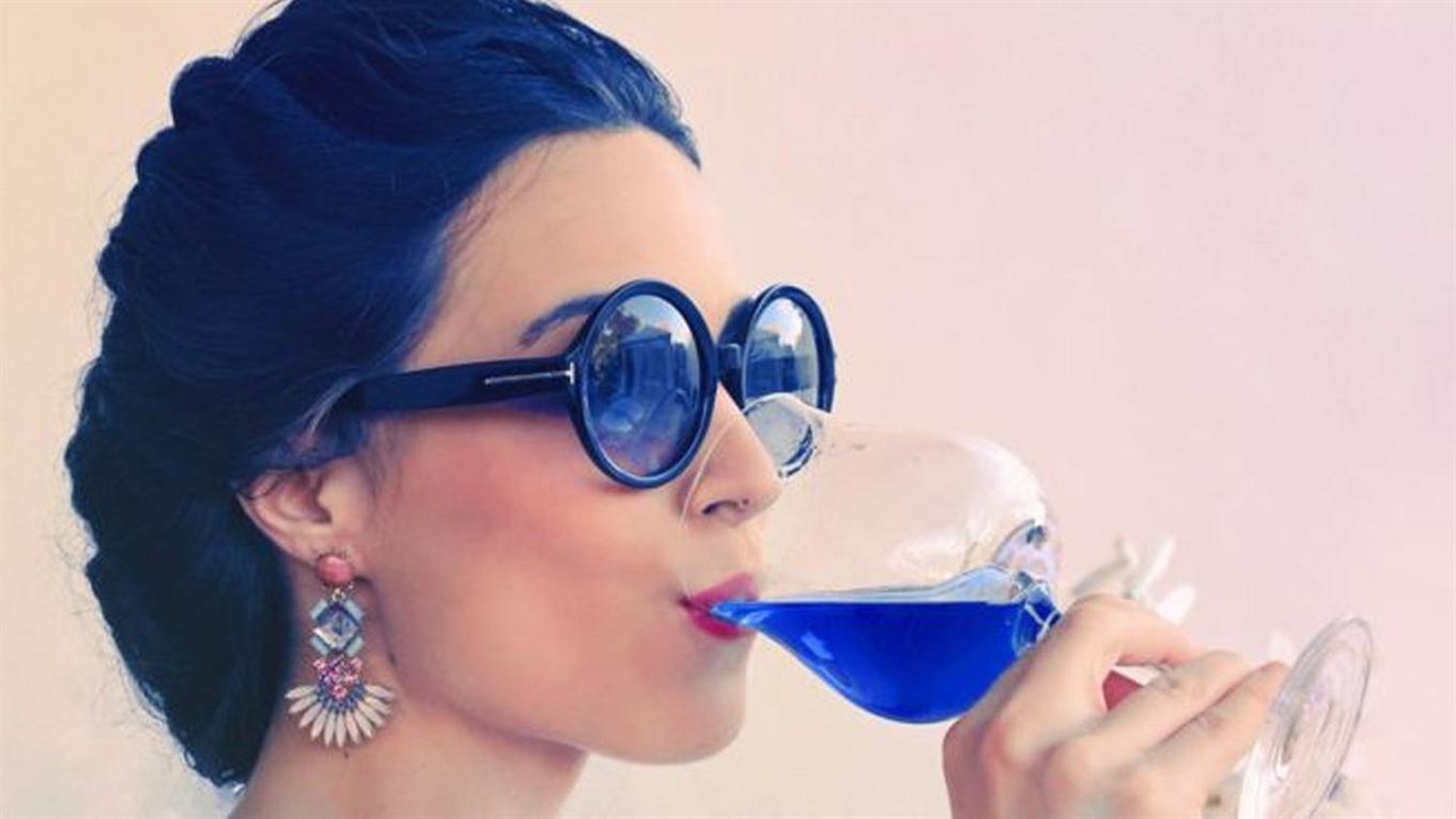 El original vino azul con que cinco jóvenes españoles quieren revolucionar la industria