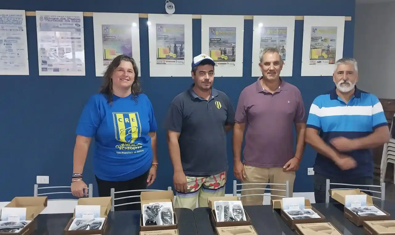 Echegoyen entregó 12 handy para los guardavidas