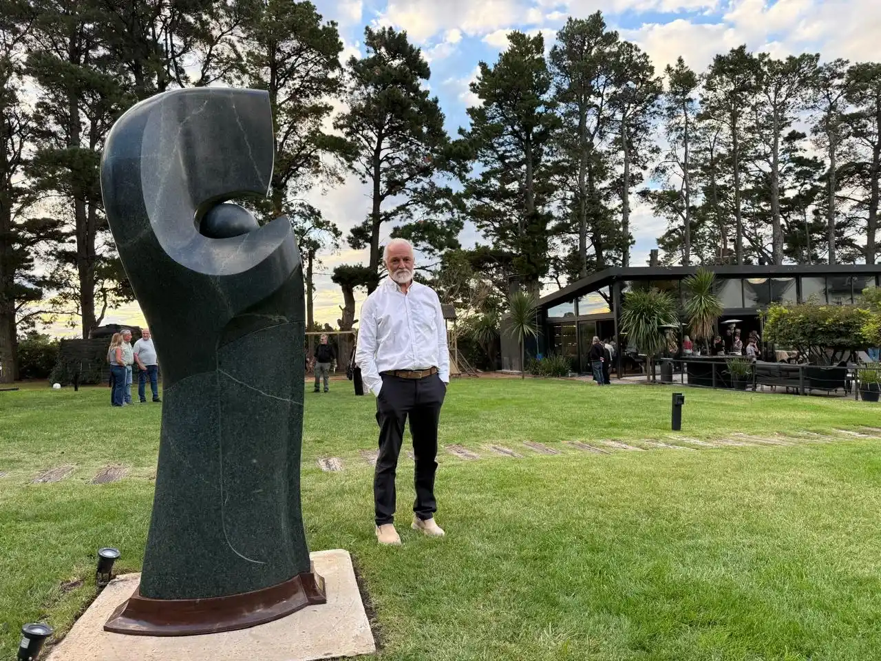 José Rossanigo junto a El Mago, una de las obras principales que integran Piedras Sensibles.