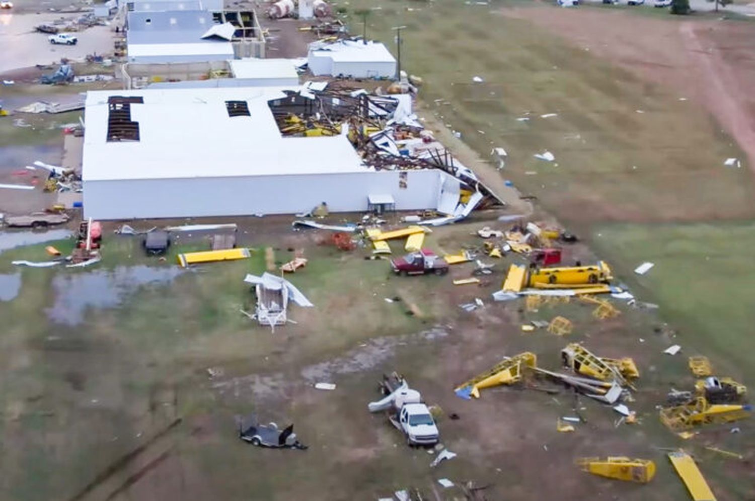 Un tornado destruye un centro de mantenimiento de Air Tractor en Texas