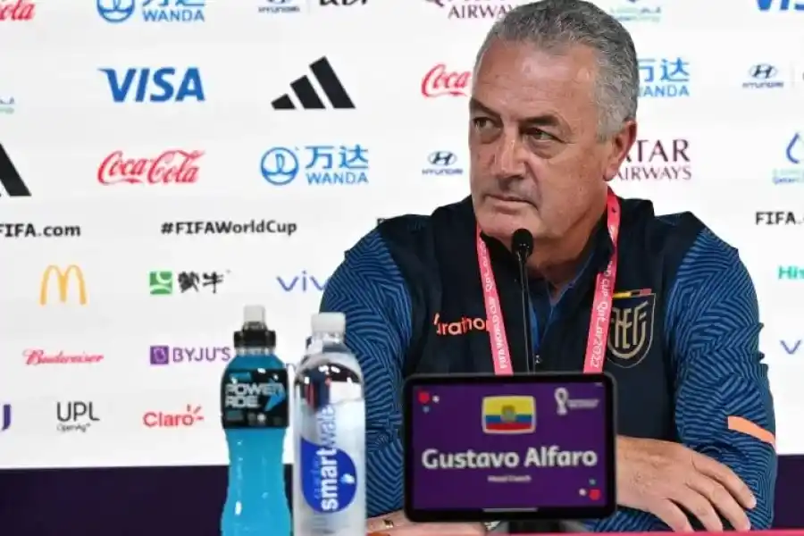 El rafaelino Gustavo Alfaro, en  el partido apertura de Qatar 2022