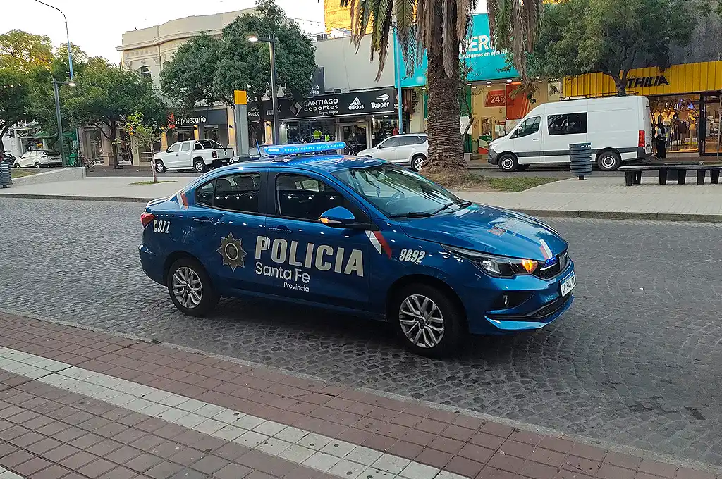 patrullero policia robo mechero cliente autentica ladrón centro rafaela bv santa fe - 2