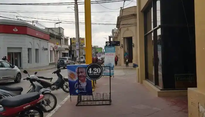 “El cartel de Cecilio en el centro”