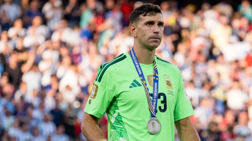 Dibu Martínez otra vez protagonista del mercado de pases del fútbol europeo.