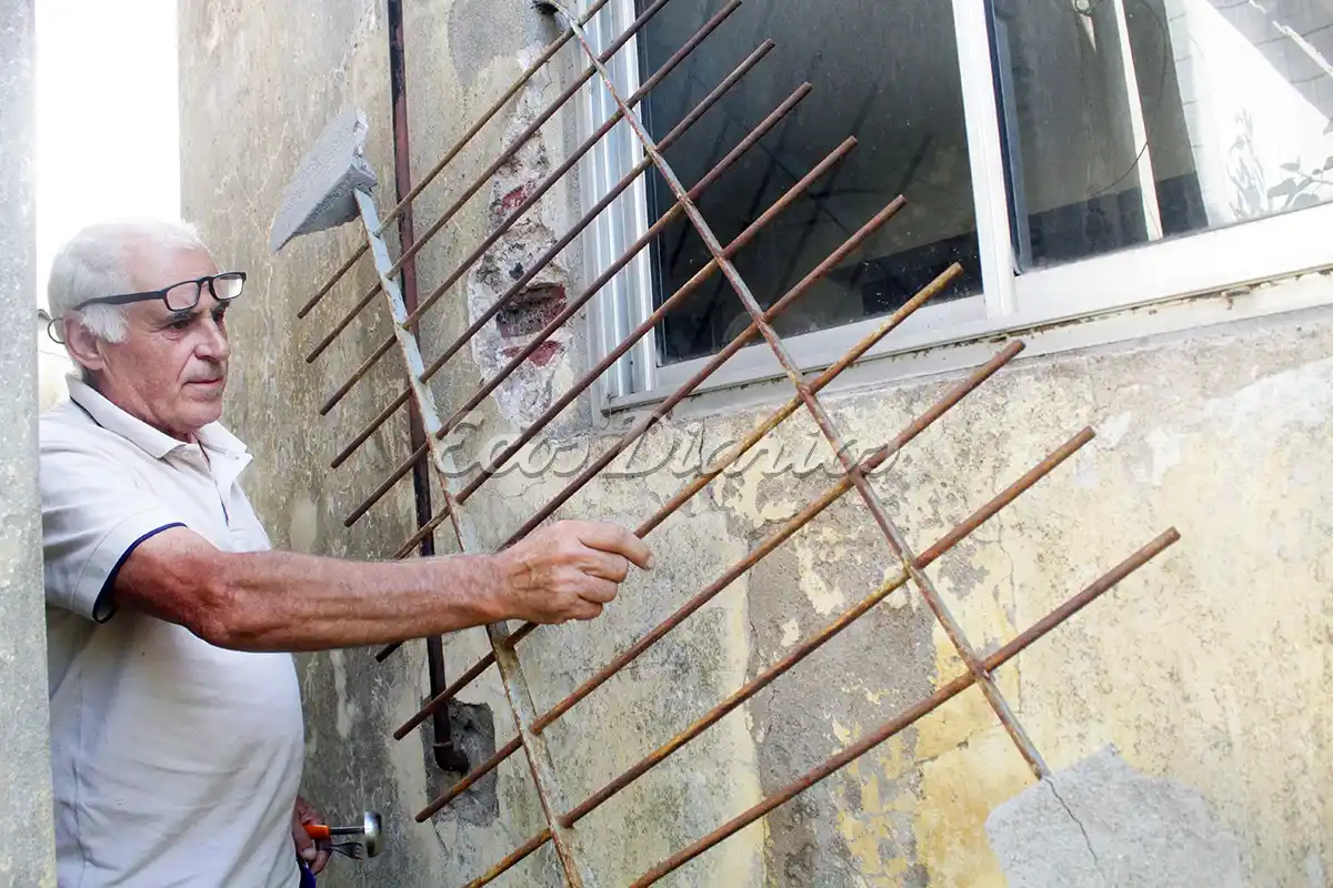 Con impunidad. Ladrones desprendieron la reja que cubría la ventana, como lo muestra el damnificado