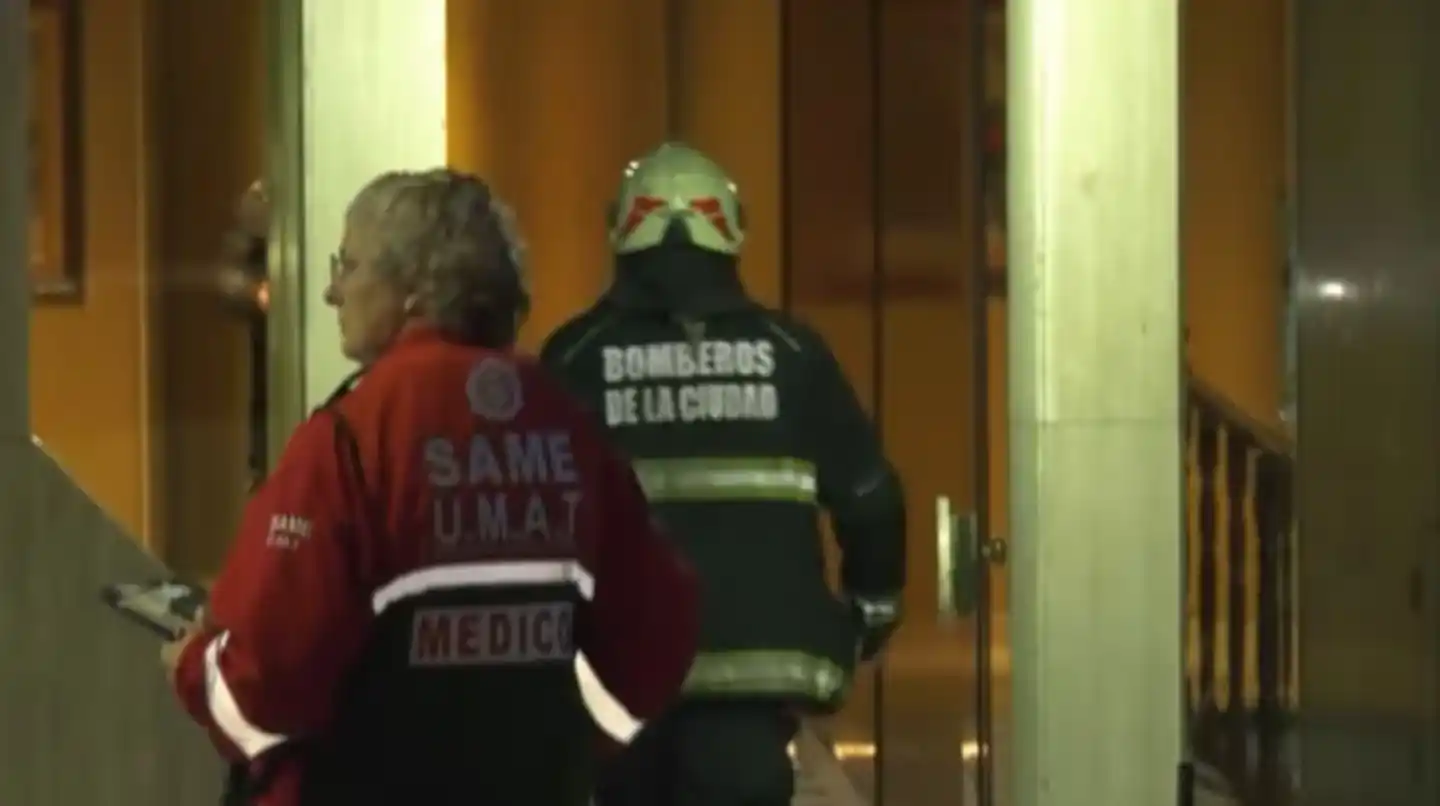 Según fuentes oficiales, el siniestro provocó cuadros de inhalación de humo y monóxido de carbono en casi una veintena de residentes.