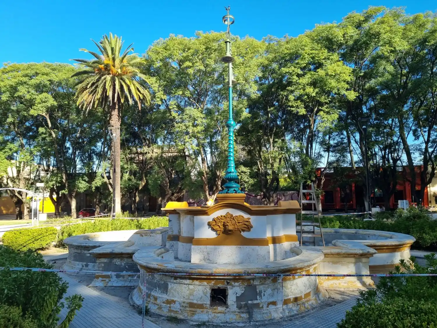 Faltan varias semanas para que coloquen el vallado y termine la restauración de la fuente de la Plaza Constitución. Foto: La Opinión.