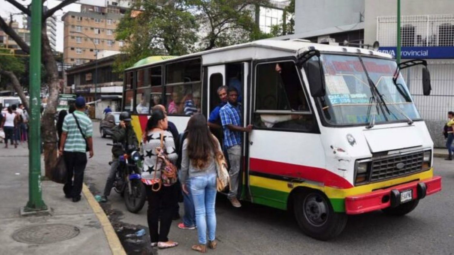 Transportistas advierten que si eliminan subsidio al combustible subirán pasaje urbano entre 12 y 15 bolívares