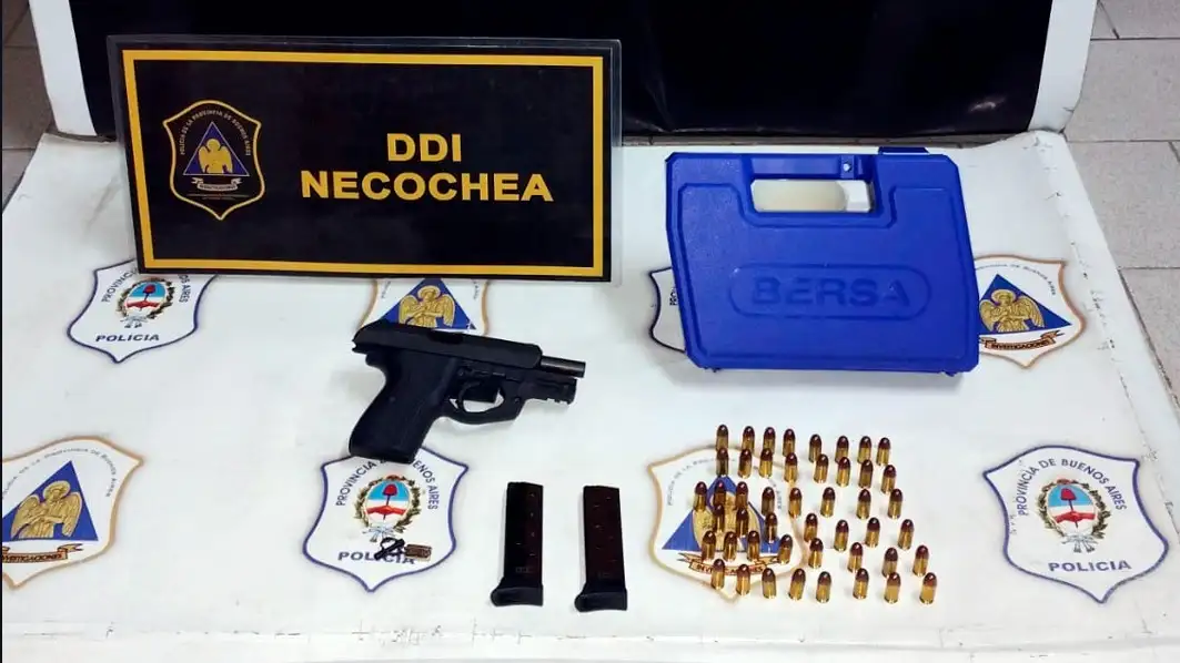 La pistola. Con los proyectiles intactos, fueron secuestrados en la tarde de ayer
