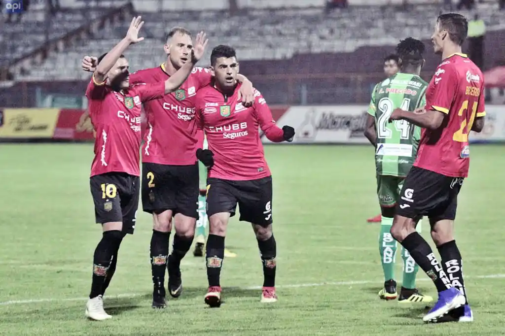 Gol de Emmanuel Martínez en la victoria de Deportivo Cuenca