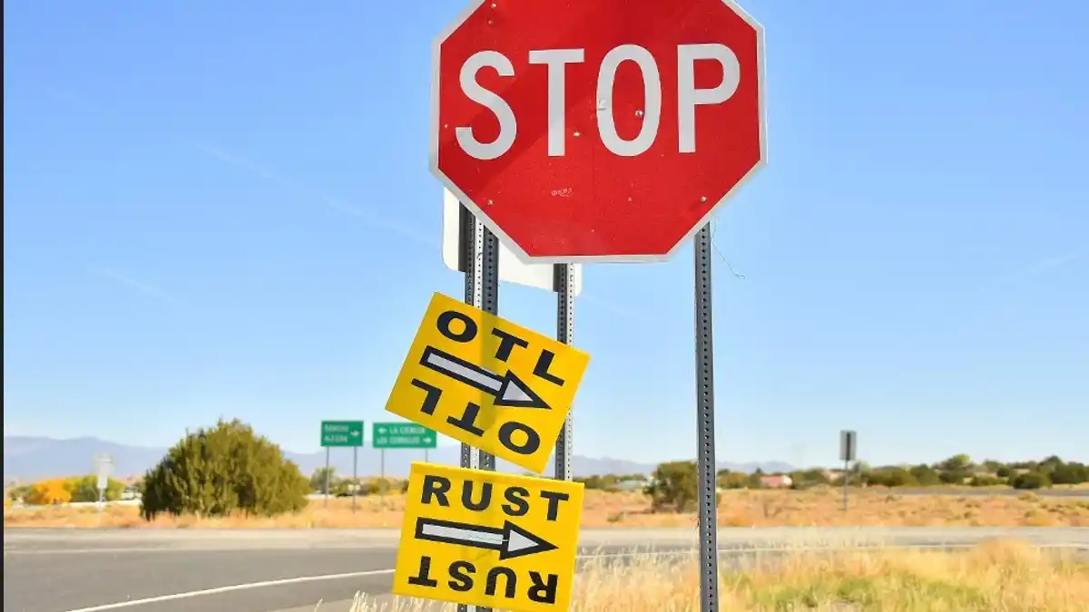 Director de «Rust» dice que disparo en el set se sintió como «golpe» de un bate