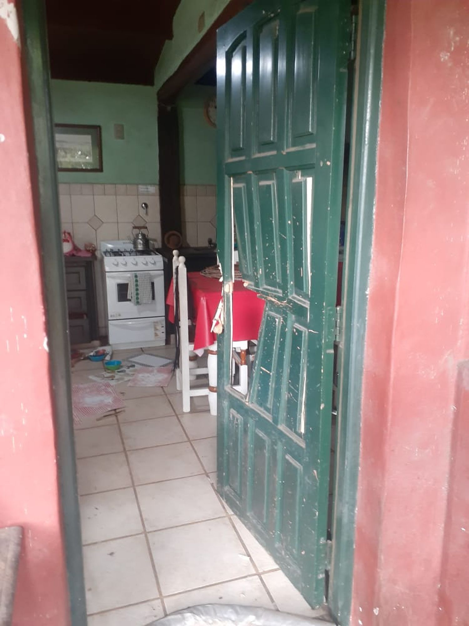 Destrozaron la puerta de la vivienda del encargado y se llevaron todos los objetos de valor.