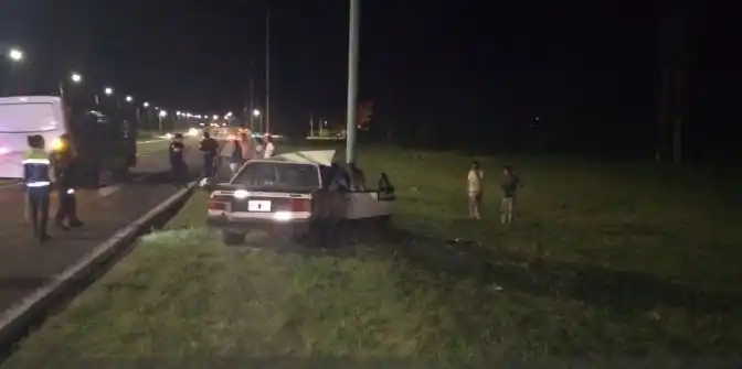 Sigue grave el joven que iba en el auto que chocó contra una columna en el Acceso Sur