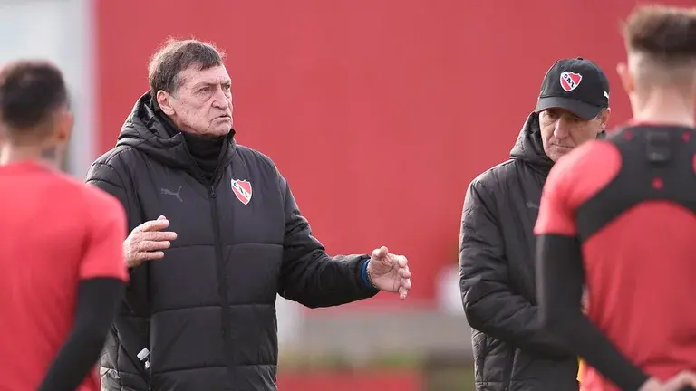 Julio César Falcioni asumió en Independiente y aclaró los rumores sobre una cláusula de salida: “La cláusula en diciembre no existe. No puedo ir a un equipo pensando que voy a estar dos o tres meses"