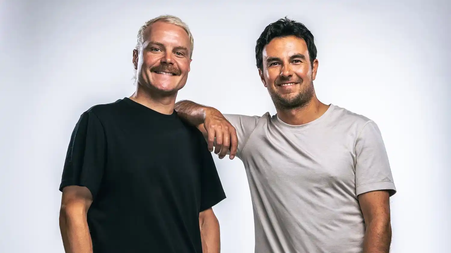 Valtteri Bottas y Sergio "Checo" Pérez posando como nuevos pilotos de Cadillac.