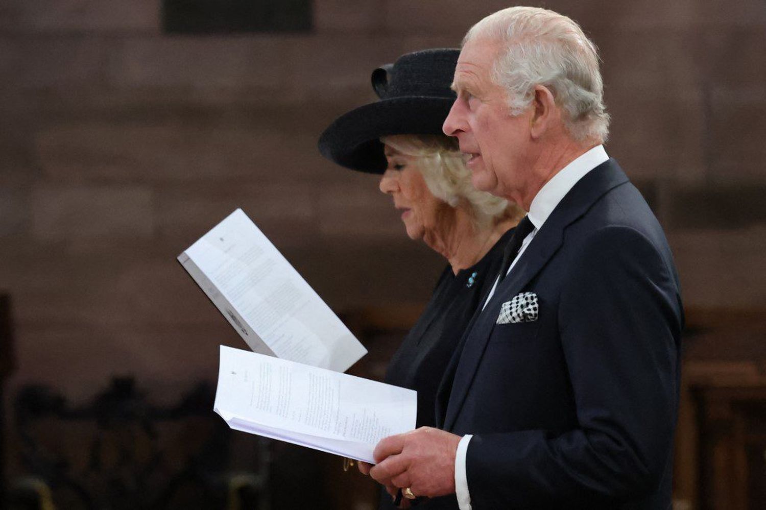 «¡DIOS, ODIO ESTO!» Carlos III se molesta al equivocarse firmando documentos